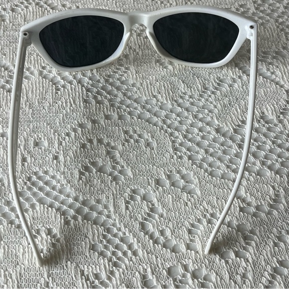Oakley Frogskins  White Frames Sunglasses - Picture 5 of 12